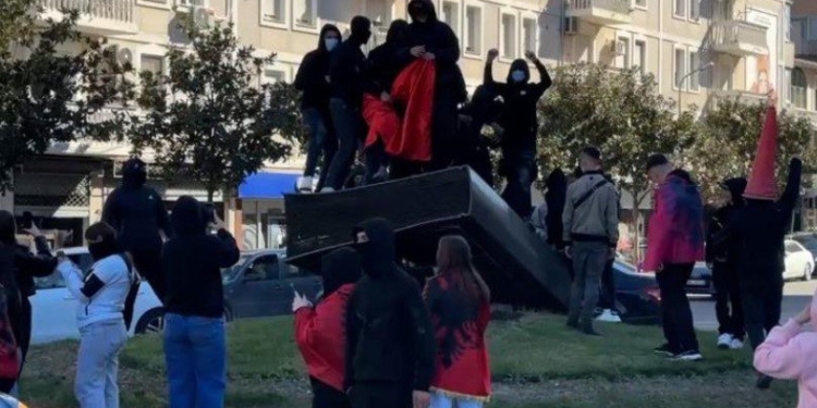 Të maskuarit e vandalizuan, deputeti Shalsi për monumentin e ‘Lahutës së Malcis’: Si lufton për të ardhmen, kur s’njeh krenaritë e vendit?