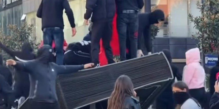 “Fali o Zot, se s’dinë ç’bëjnë!”- Protestuesit e maskuar përdhosën monumentin “Lahuta e Malcis” në Lezhë, kryebashkiaku Ndreu: Në tokën e Gjergj Fishtës…
