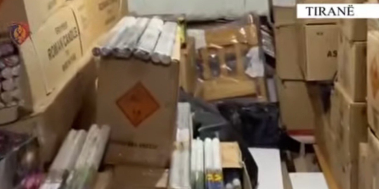 Dyshohet se ua shiste protestuesve të maskuar, zbulohet magazina me lëndë piroteknike te “Tregu Çam”! Në pranga 51-vjeçari, Policia ndan detajet