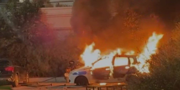 Protestuesit i vënë flakën makinës së Policisë dhe tentojnë të djegin Komisariatin nr. 2