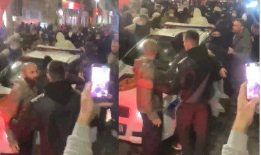 VIDEO/ Përshkallëzohet situata, protestuesit bllokojnë dhe shkatërrojnë makinën e Policisë!