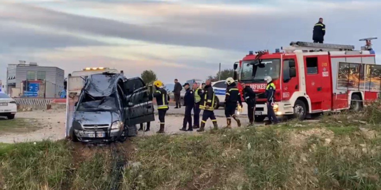 Po i arratiseshin Policisë, aksidentohen dy të rinj në autostradën Durrës-Tiranë! Makina përfundon në kanal, po bënin manovra të rrezikshme