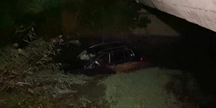 Makina përfundon në kanal në Lushnjë, plagosen çifti i bashkëshortëve