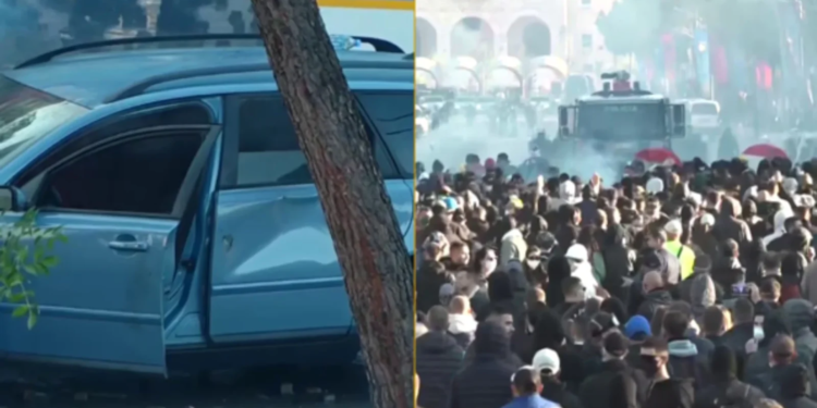 VIDEO/ Tensione në bulevard, protestuesit i vënë flakën “Audit” pas përplasjes me policinë, efektivët tërhiqen me shpejtësi!