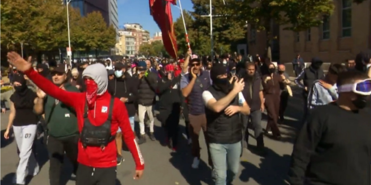 Dita e katërt e protestës, marshim drejt “21 Dhjetorit”, digjen kosha dhe shkulen kangjellat