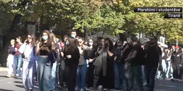 Protesta zhvendoset nga Kryeministria te Ministria e Arsimit, PD i bashkohet studentëve!