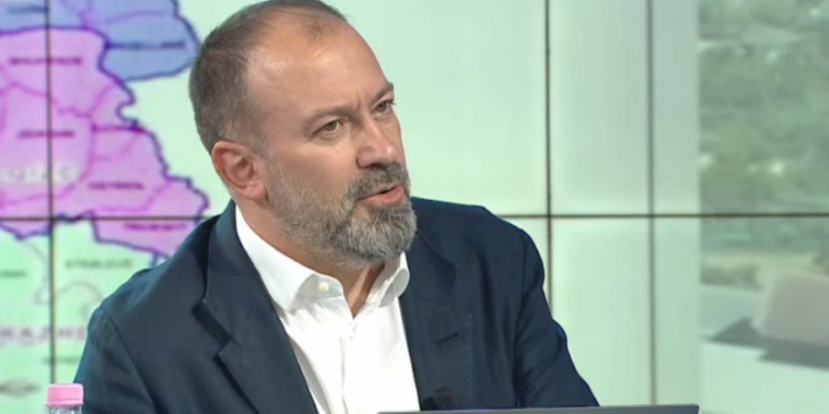 Protestat, Mazniku: Zgjidhja bëhet vetëm me mjete politike dhe Kushtetutë