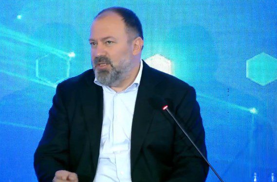 Mazniku flet për dhunën në protestë: Nëse i gjuan policit me gurë, duhesh shoqëruar