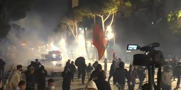 Tensione në bulevard, protestuesit sulmojnë me gurë edhe makinat e mediave!