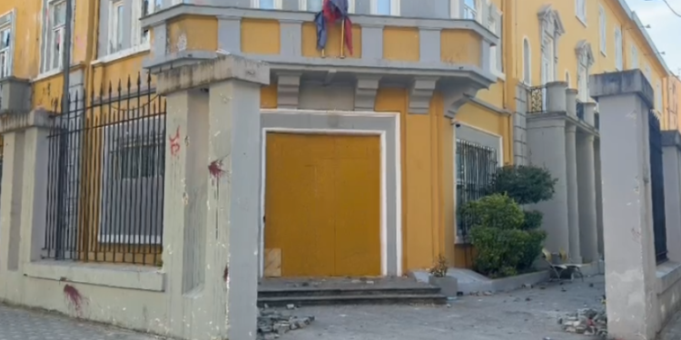 Protesta/ Ministria e Arsimit blindon dyert dhe dritaret me kompensatë