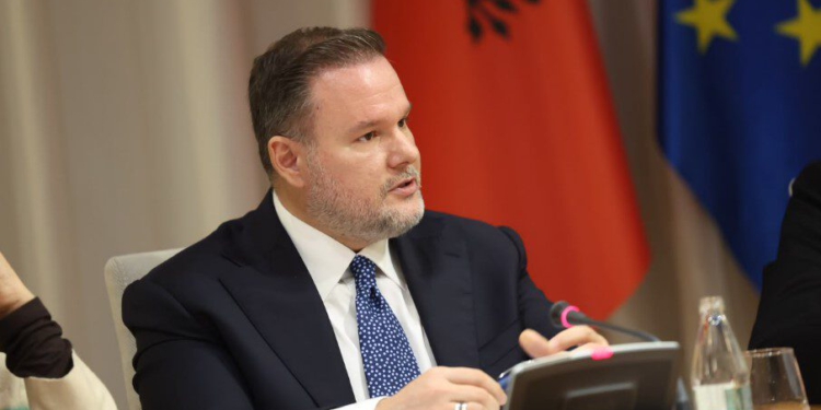 Përfshirja në protesta, ministri Demo: Fëmijët nuk e kanë vendin mes dhunës, së shpejti platforma “Help for You” kundër abuzimeve online!