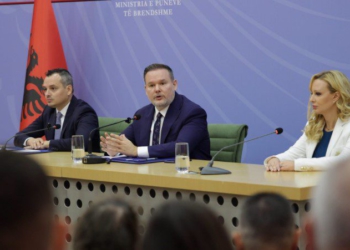 “Dikush kërkon të ndezë flakët e urrejtjes dhe përçarjes”- Ministri Demo bën bilancin e protestës: 156 të lënduar, mes tyre 97 efektivë policie dhe 4 të mitur!
