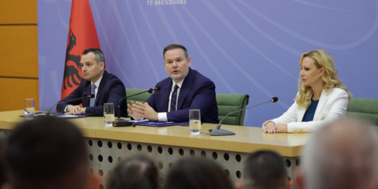“Dikush kërkon të ndezë flakët e urrejtjes dhe përçarjes”- Ministri Demo bën bilancin e protestës: 156 të lënduar, mes tyre 97 efektivë policie dhe 4 të mitur!