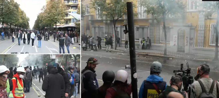 Protestuesit e maskuar shkulin pllakat dhe sulmojnë me gurë e llastiqe, Policia u kundërvihet me forca dhe autobotin e ujit! (FOTO)