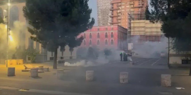 Tensionohet situata, rikthehet dhuna në protestë, Policia hedh gaz lotsjellës dhe i shpërndan! Sulmohet me molotov Ministria e Brendshme