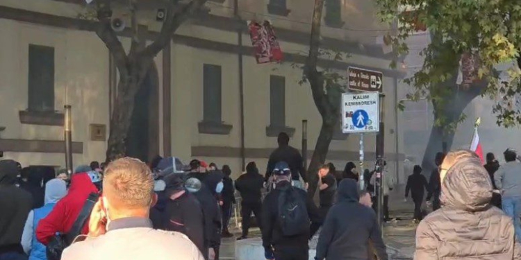 Protestuesit tentojnë të shpërthejnë edhe dyert e Ministrisë së Brendshme, tentojnë të hyjnë brenda por përballen me Policinë!