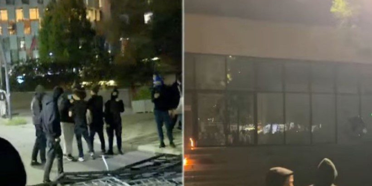 Dhunës së protestuesve s’i shpëton as Ministria e Drejtësisë! Sulmohet me molotovë, flakadanë dhe gurë! Policia i shpërndan me gaz lotsjellës