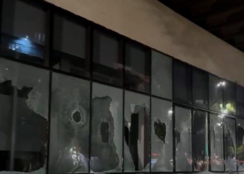 VIDEO/ Dhuna në protestë, ministri Gogu: Sonte u thyen xhamat e Ministrisë së Drejtësisë dhe u dogj zyra e ndihmës juridike falas