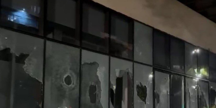 VIDEO/ Dhuna në protestë, ministri Gogu: Sonte u thyen xhamat e Ministrisë së Drejtësisë dhe u dogj zyra e ndihmës juridike falas