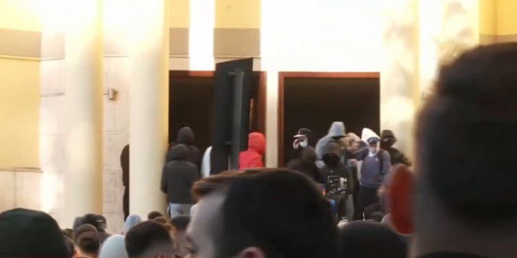Pas Ministrisë së Arsimit, protestuesit shpërthejnë dhe shkatërrojnë Ministrinë e Financave! Policia ndërhyn me gaz lotsjellës