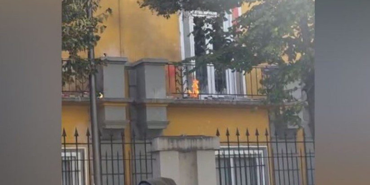 Protesta përshkallëzohet edhe në vandalizma, nën thirrjet “digje, digje” i vihet zjarri Ministrisë së Arsimit! Të rinjtë hipin mbi muret e godinës, shikoni pamjet (VIDEO)