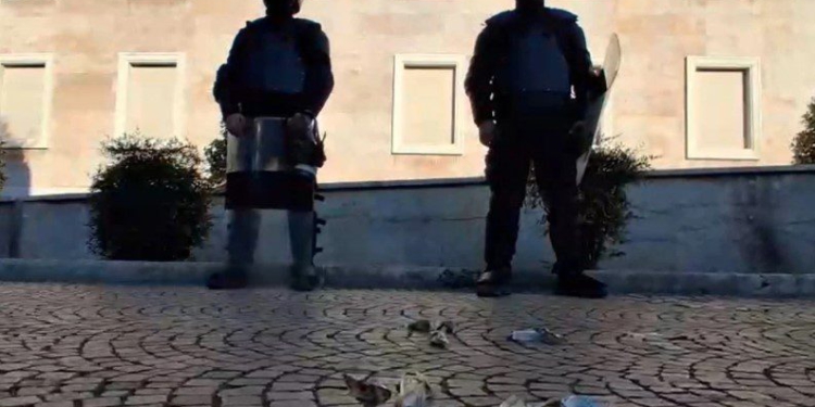 Protestuesit e mbetur në bulevard u hedhin kartëmonedha false policëve përpara Kryeministrisë!