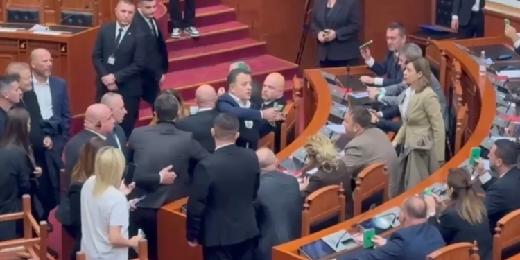 Kalimi direkt në votim, Flamur Noka i grabit kartonët deputetëve të mazhorancës