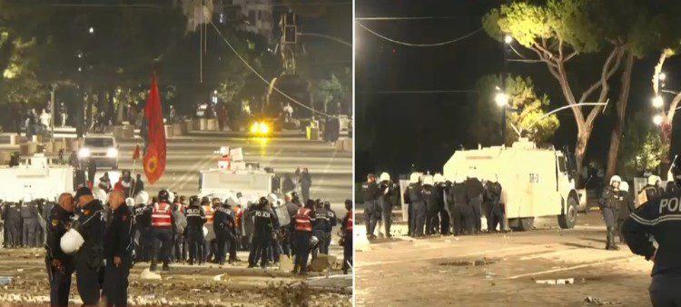 Bulevardi Dëshmorët e Kombit në ‘arenë lufte’, protestuesit me maska u hedhin mbrapsht gazin lotsjellës efektivëve