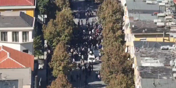 VIDEO/ Protesta e sotme te Ministria e Arsimit, zbulohen pamjet, ja sa është pjesëmarrja në shesh!