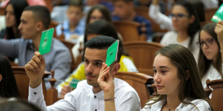Parlamenti i Nxënësve të Shqipërisë dënon dhunën në protesta, bën thirrje për dialog dhe mbrojtje të të miturve
