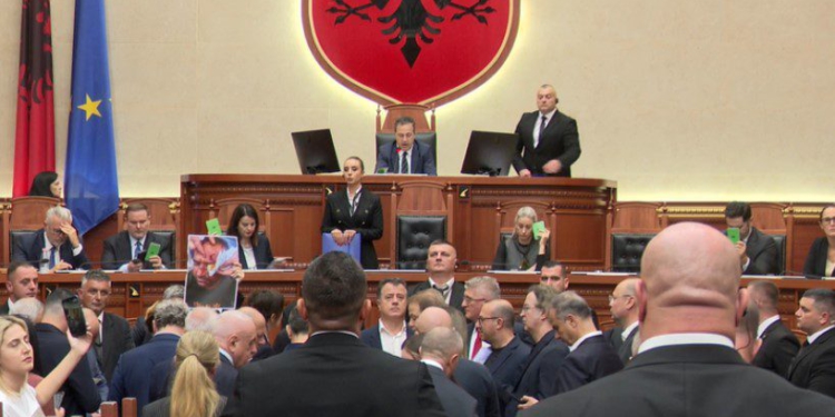 Pa debat dhe mes tensioneve politike dhe përplasjes së deputetëve, Kuvendi miraton shtatë akte me 76 vota!