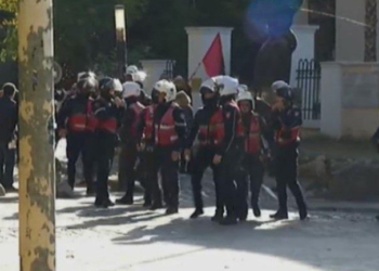 Nis protesta e sotme në, bojkot në disa shkolla! Përplasje para Parlamentit, Policia i shpërndan, disa të shoqëruar