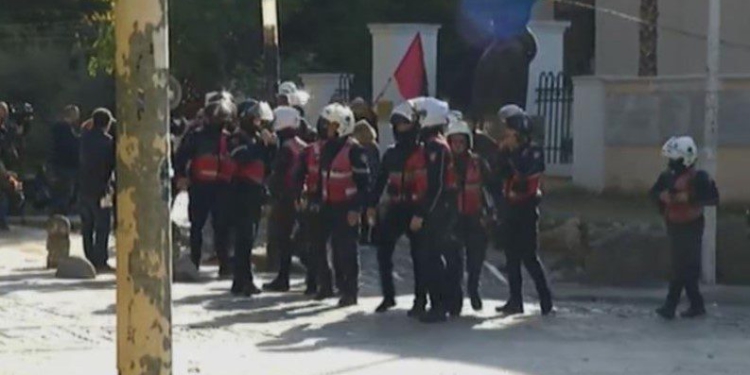 Nis protesta e sotme në, bojkot në disa shkolla! Përplasje para Parlamentit, Policia i shpërndan, disa të shoqëruar