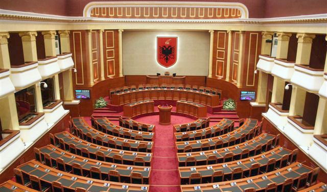 Protestuesit mblidhen te Parlamenti, anulohet seanca e sotme plenare