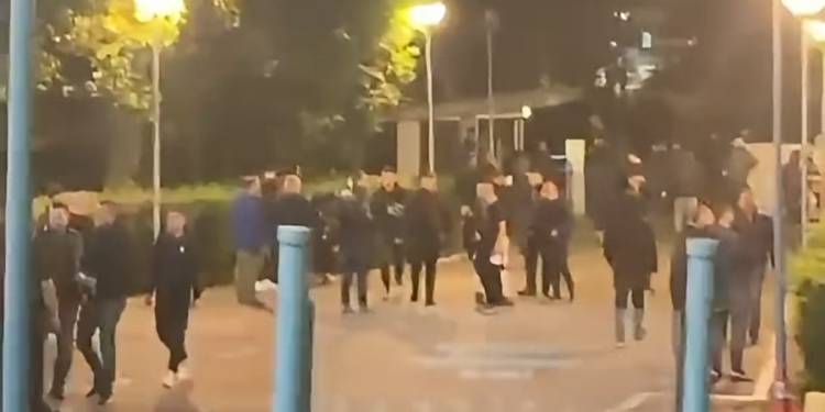Incidenti në selinë e PD, Koçiu: Dhuna rikthehet aty ku e ka folenë, efektivët iu përgjigjën sulmit me molotovë