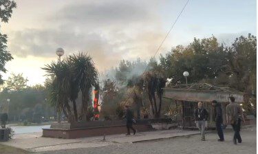 Dita e 15-të në shesh, protestuesit zhvendosen përpara Kryeministrisë dhe i vënë flakën një peme!