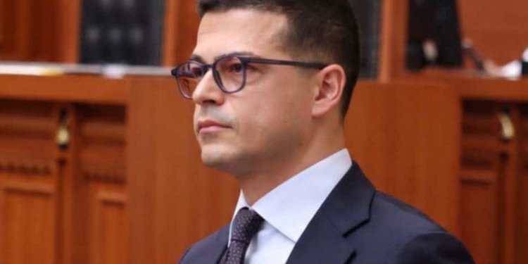 Ish-ministri Vengu reagon për protestat: Studentët e duan Shqipërinë, nuk e djegin! Dhuna nuk i shërben asnjë kauze