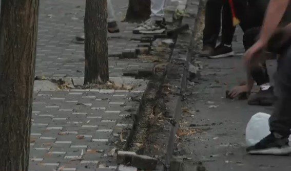 Protesta e studentëve denigron në akte dhune, shkulin pllakat e trotuarit dhe godasin me gurë godinën e Ministrisë së Arsimit! Shkulet gardhi, thyhen xhamat