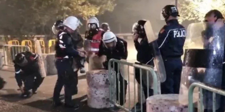 Dhuna në protestë, përfundojnë të lënduar te Trauma 2 efektivë policie dhe 4 të rinj! Paraqiten në gjendje të mirë shëndetësore