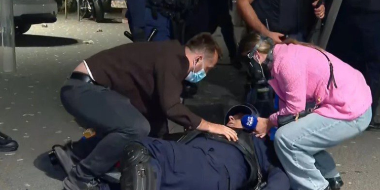 E paprecedentë, polici bie në tokë, protestuesit e dhunojnë barbarisht, nuk ndalen dhe gjuajnë me gurë (FOTO)