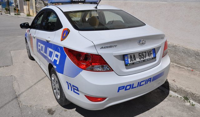 Tentoi të vrasë fqinjin me kosore për motive pronësie, arrestohet 62-vjeçari në Peqin, i dëmtuari te Trauma!