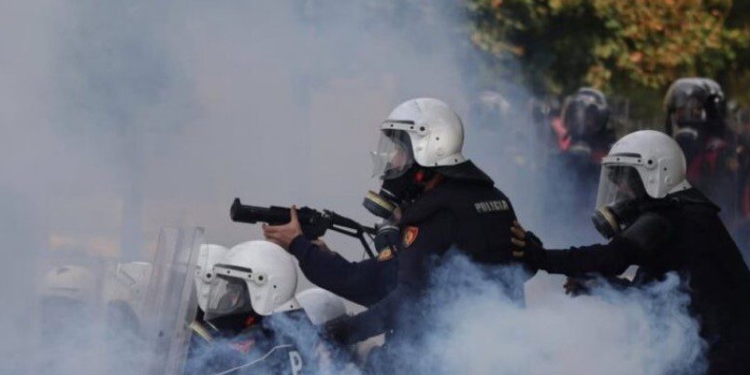 EMRAT/ Dhuna në protestën e djeshme, 33 të arrestuar dhe 41 të proceduar nga Policia!