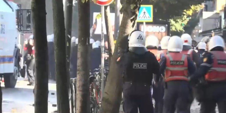 Përshkallëzohet protesta e studentëve te Ministria e Arsimit, shkatërrojnë gjithçka! Policia përdor gaz lotsjellës dhe ujë për t’i shpërndarë, disa të shoqëruar (FOTO)