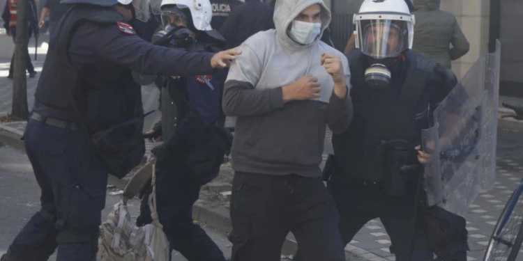 Përshkallëzimet në protestën përpara Ministrisë së Arsimit, Policia e Shtetit reagon përsëri: Mos digjni e shkatërroni, është krim! Ja çfarë rrezikoni