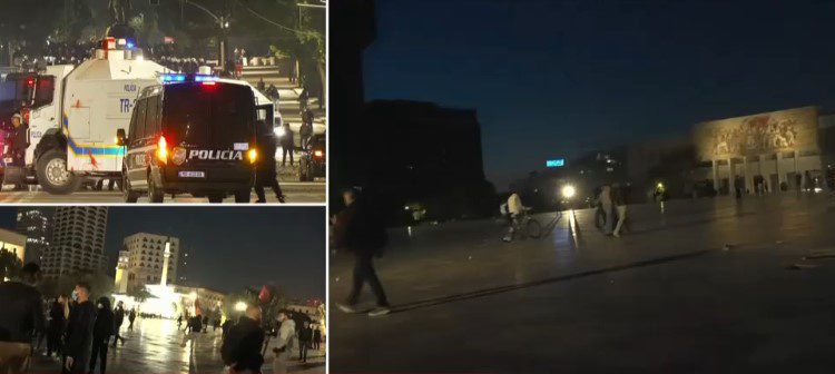 Protestuesit shpërndahen në disa drejtime, ndezin koshat e mbeturinave në rrugë, Policia i ndjek me makina dhe shoqëron disa prej tyre