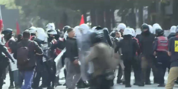 Protestuesit tentojnë të përshkallëzojnë sulmin, Policia i shpërndan me gaz dhe ujë, shumë persona të shoqëruar! (FOTO)