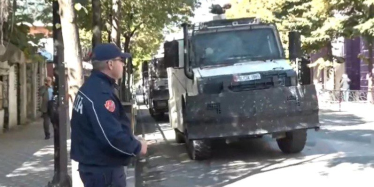 Dita e pestë/ Protestuesit nisin marshimin drejt Ministrisë së Arsimit, policia rreshtohet para godinës, bëhen gati edhe autobotet