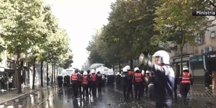 Protestuesit sulmojnë me molotovë drejt Policisë te Ministria e Arsimit, efektivët i shpërndajnë me gaz e ujë, disa shoqërime!