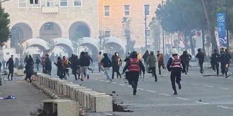 Protesta e dhunshme para Kryeministrisë, Policia bën shoqërimet e para, disa i ndjek edhe me vrap!