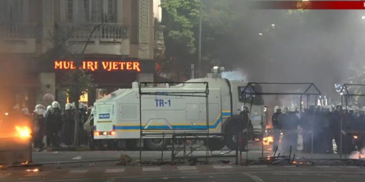 VIDEO/ Mbi shtatë orë protestë dhe kaos, shkatërrim, kosha në flakë dhe semaforë të shkatërruar! Policia zgjeron perimetrin e sigurisë